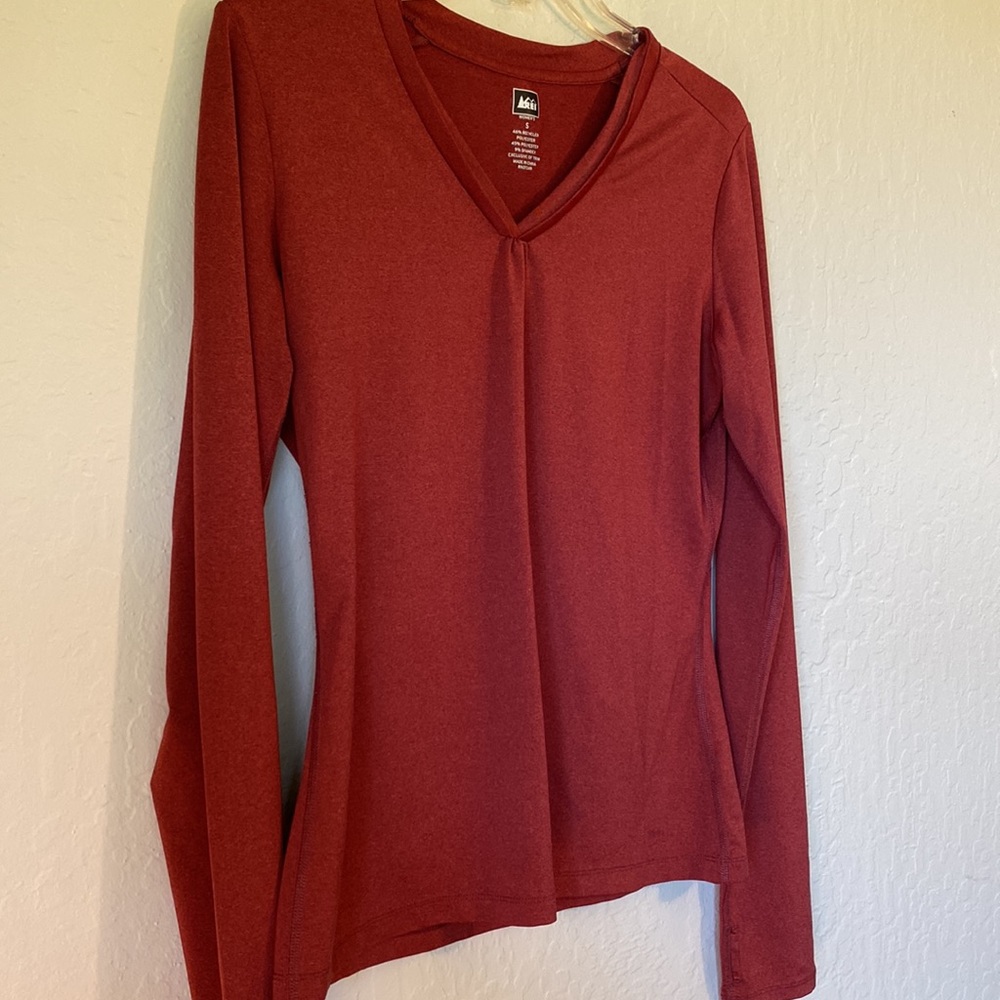 Radiant rust long sleeve poly/spandex blend long sleeve top w/thumb holes by REI